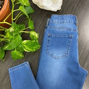 GUESS JEANS - size 26 - stretchy